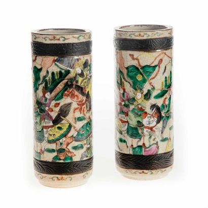 JAPON JAPON

Paire de vases rouleaux en faïence.

H. : 27 cm