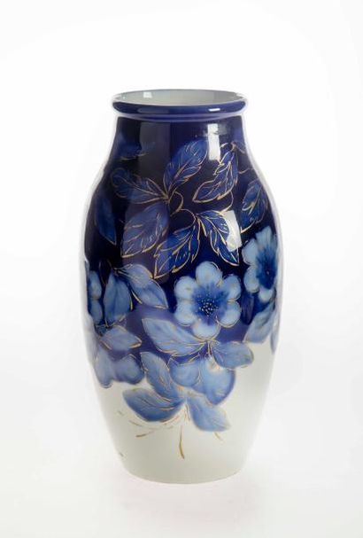 Vase en porcelaine à décor émaillé bleu de...