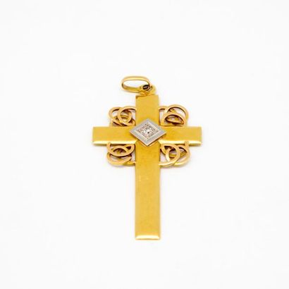 Croix Croix en or jaune ponctuée d'un petit diamant

Poids : 6,1 g