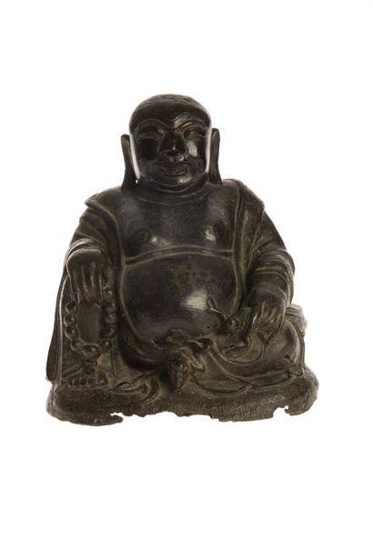 null CHINE - XVIIe siècle
Budai assis en bronze, tenant un chapelet dans sa main...