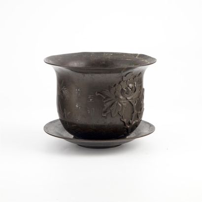 null Cache-pot en bronze et soucoupe à décor floral et signes chinois.
H. : 14 c...