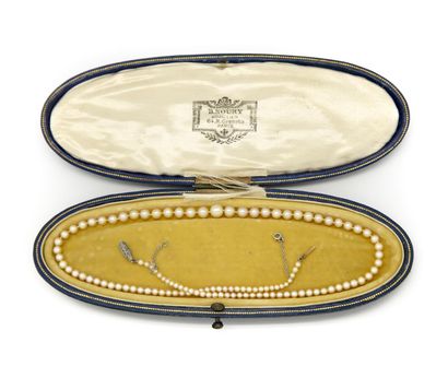 null NOURY. Années 1900 (Mauboussin successeur)
Collier de perles fines disposées...