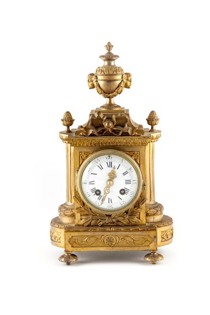null Pendule en bronze doré à décor de vase et noeud de ruban.
Style Louis XVI
H :...