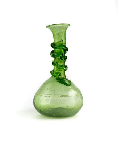 null Petit vase en verre soufflé à long col à décor d'enroulement.
Epoque XVIIIe
