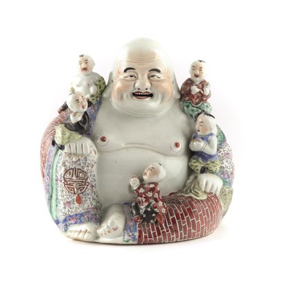 null CHINE - XXe siècle
Buddhai assis souriant en porcelaine émaillée polychrome,...