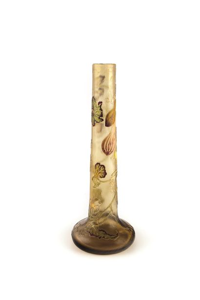null Emile GALLE (1846-1904)
Vase à long col sur talon épreuve en verre multicouches...