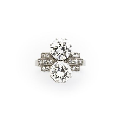 null Années 1930
Importante bague Toi et Moi ornée de 2 diamants taille brillant...