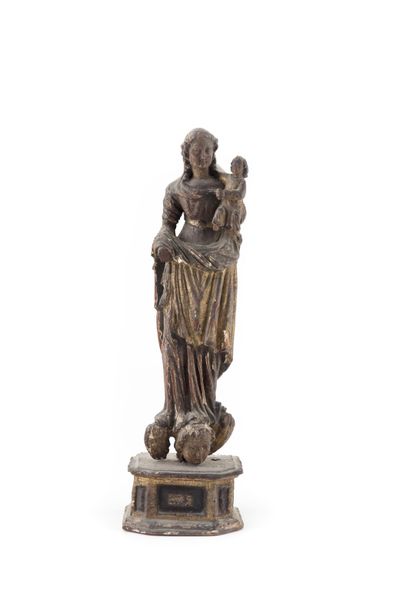 null Vierge à l'Enfant en bois sculpté et polychromé. Debout, portant l' Enfant sur...