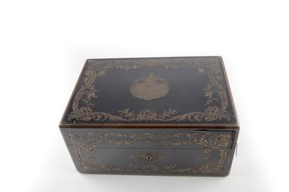 null Coffret de toilette en marqueterie Boulle incrustation de filets en laiton orné...