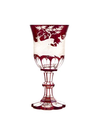 null Vase en cristal de Bohème à décor de cerf dans la forêt à fond rouge.