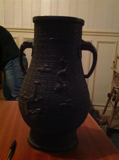 null Vase en bronze à décor de salamandres.
Indochine
Cachet au revers
Epoque XIXe
H....