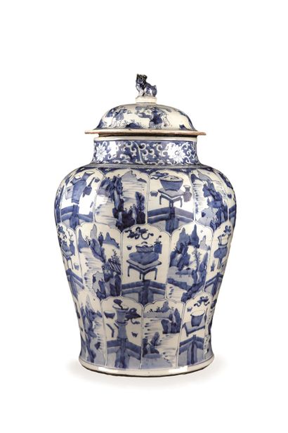  CHINE Grande potiche de forme balustre et un couvercle en porcelaine à décor en...