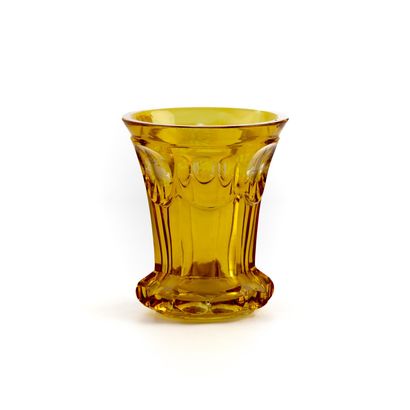 VERRERIE DE BOHEME Petit verre en cristal de Bohème jaune.
H. : 10 cm
