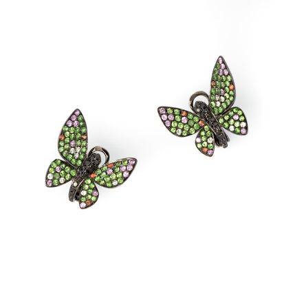 BIJOUX Paire de pendants d'oreilles en or gris formant papillon en saphirs multicolres...