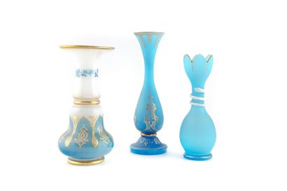 OPALINE 3 vases bleus et blancs en opaline