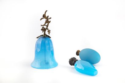 OPALINE Cloche en opaline bleue et des flacons monture en pompone
H. : 17 cm