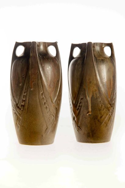 CERAMIQUE +DENBAC
Paire de vases en céramique à décor de feuillages.
Signature au...