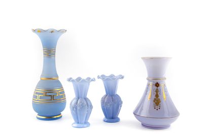OPALINE 4 vases en opaline bleu pervenche
Epoque XIXe