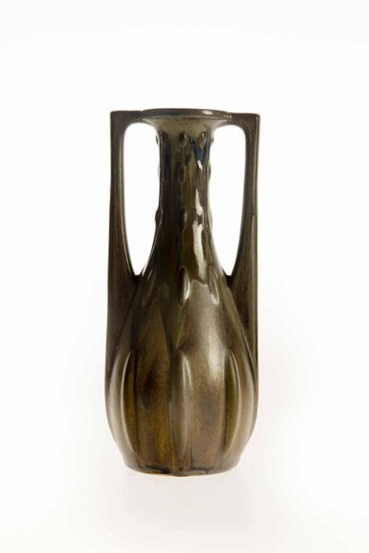 CERAMIQUE Vase à long col et 2 anses géométriques décor vert bronze.
Trace de signature.
H....