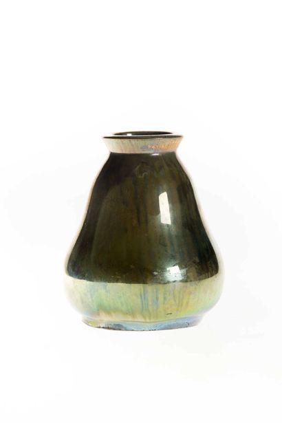 RAMBERVILLERS RAMBERVILLERS
Vase en forme de poire à décor émaillé lustre métallique...