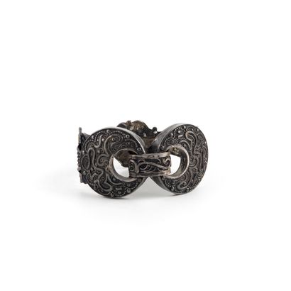 BIJOUX Bracelet en argent formant motif en agrafe.
Epoque XIXème.