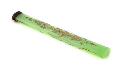 OPALINE Etui en opaline vert d'eau orné d'un décor en émail
L. : 28 cm