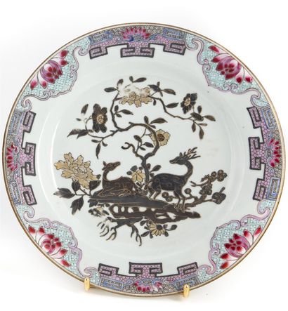 CHINE CHINE
Assiette en porcelaine à décor en brun et or au centre de deux daims...