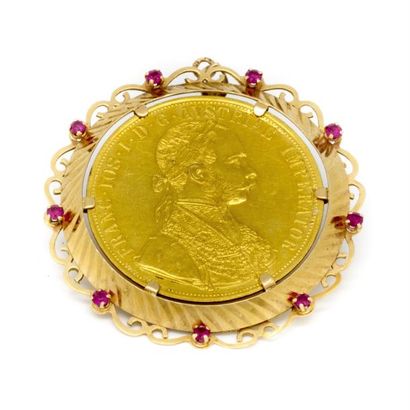 Médaillon pendentif en or orné d'un Franc Autrichien daté 1915 entouré de pierres...