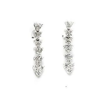 Paire de pendants d'oreilles en or gris ornés de motifs trilobés sertis de diamants...