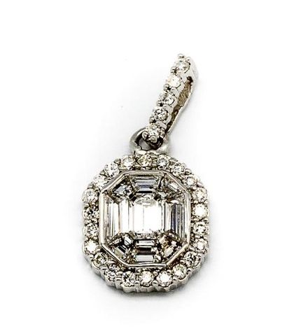 Pendentif orné de diamants taillés en baguette et entourés de petits diamants Pendentif...