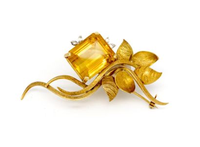 Broche en or jaune formant une fleur ornée d'une importante citrine et ponctuée de...
