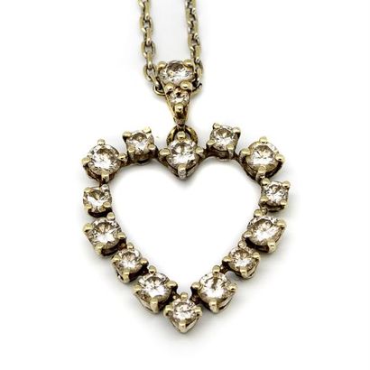 Pendentif formant coeur ajouré ponctué de diamants et agrémenté d'une chaine en or...