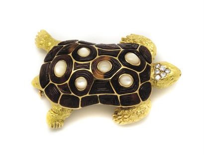 CHAUMET CHAUMET

Clip en or jaune en forme de tortue. La carapace est ornée d'écailles...