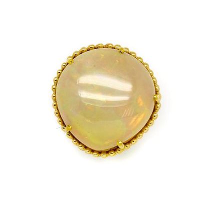 Bague en or jaune ornée d'une importante opale pesant 31,7 carats Bague en or jaune...