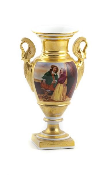 PARIS PARIS

Vase en porcelaine émaillée dorée à décor de scénette

Epoque XIXe siècle

H....