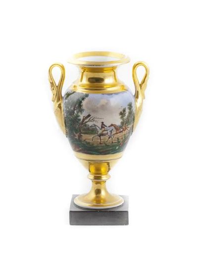 PARIS PARIS

Vase en porcelaine à décor de chasse à courre

Epoque XIXe siècle

H....