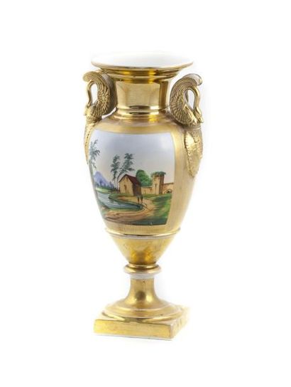 PARIS PARIS

Vase en porcelaine à décor de paysage

Epoque XIXe siècle

H. : 23 ...