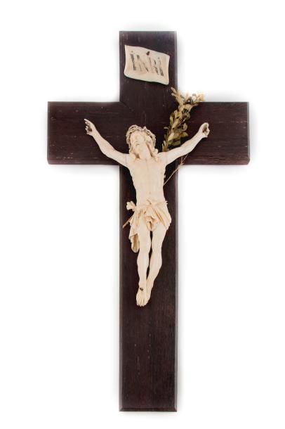 Important christ en ivoire sur une croix en bois
