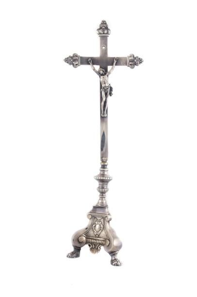 Pique-cierge en bronze argenté surmonté d'un Christ en croix
