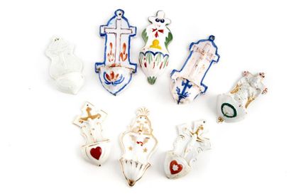 Ensemble de 8 bénitiers en faïence et porcelaine Ensemble de 8 bénitiers en faïence...