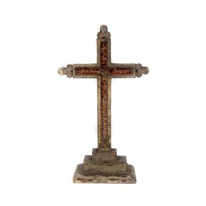 Croix reliquaire en bois ornée d'une paperole. Croix reliquaire en bois ornée d'une...