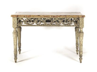 Table console en bois peint, la frise ajourée à décor de feuillages reposant sur...