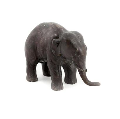 Figure d’éléphant en bronze patiné
