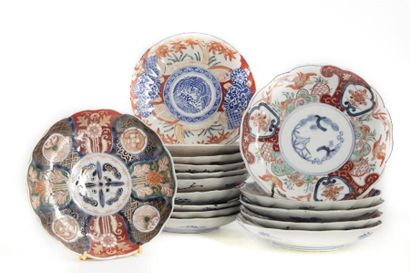 JAPON XIXème Ensemble de 16 assiettes en porcelaine du Japon. Epoque XIXe siècle...