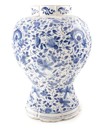 null Vase style DELF à décor de fleurs bleu et blanc H. : 36cm 