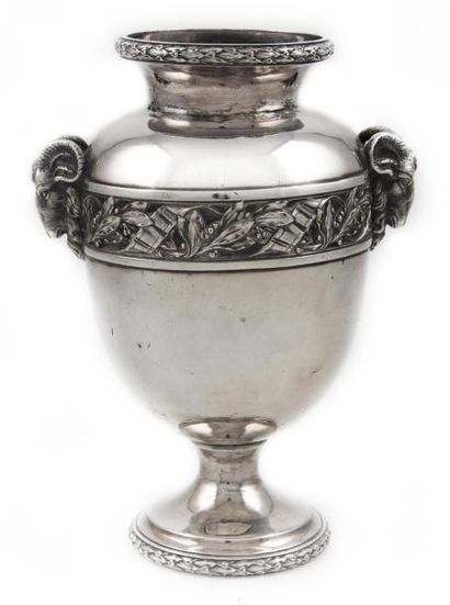 VASE EN METAL ARGENTE Vase en métal argenté, les anses à tête de bélier H. : 23 cm...