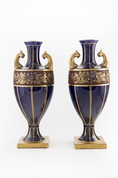 VASES EN PORCELAINE Paire de vases en porcelaine dans le goût Sèvre à fond bleu Signé...