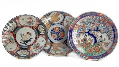 JAPON XIXème 3 plats en porcelaine du Japon. Epoque XIXe siècle Diam. : 32 cm