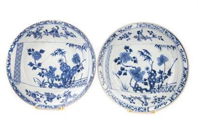 CHINE XVIIIème Chine, XVIIIème , deux assietes en porcelaine à décor de feuillage...