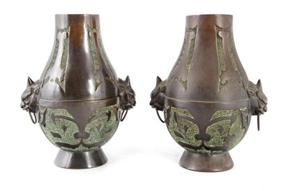 null Paire de vases en bronze les anses à décor de faune.
Epoque XIXe
H. : 23 cm...
